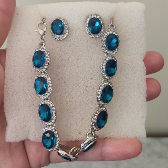 Adorable bracelet and stud earrings - Picture 4 of 4